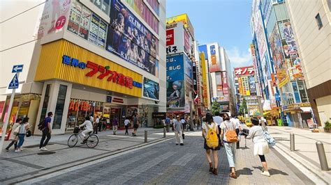 秋葉原駅から東京駅：都市の脈動と文化の交差点